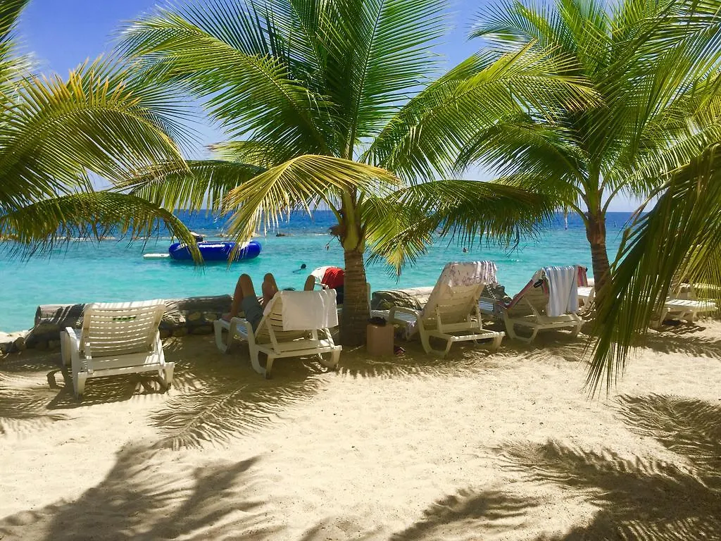 Moulin Sur Mer Beach Resort Монтруи