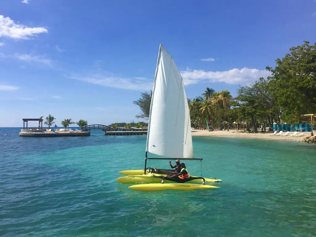 ***  Moulin Sur Mer Beach Resort Монтруи Гаити